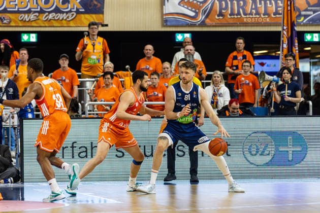 GER, easy-Credit Basketball-Bundesliga, Rostock Seawolves - Niners Chemnitz. 15.03.2026, Stadthalle, Rostock, GER, easy-Credit Basketball-Bundesliga, Rostock Seawolves - Niners Chemnitz. Andy van Vliet (Rostock Seawolves 81), Jordan Schakel (Niners Chemnitz, 8) Foto Alexander Trienitz Rostock Stadthalle Mecklenburg-Vorpommern Deutschland