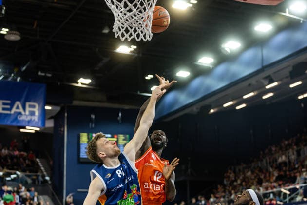 GER, easy-Credit Basketball-Bundesliga, Rostock Seawolves - Niners Chemnitz. 15.03.2026, Stadthalle, Rostock, GER, easy-Credit Basketball-Bundesliga, Rostock Seawolves - Niners Chemnitz. Amadou Sow (Niners Chemnitz, 12), Andy van Vliet (Rostock Seawolves 81) Foto Alexander Trienitz Rostock Stadthalle Mecklenburg-Vorpommern Deutschland