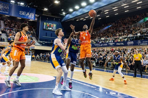 GER, easy-Credit Basketball-Bundesliga, Rostock Seawolves - Niners Chemnitz. 15.03.2026, Stadthalle, Rostock, GER, easy-Credit Basketball-Bundesliga, Rostock Seawolves - Niners Chemnitz. John Edward Newman III (Niners Chemnitz, 9), Andy van Vliet (Rostock Seawolves 81) Foto Alexander Trienitz Rostock Stadthalle Mecklenburg-Vorpommern Deutschland
