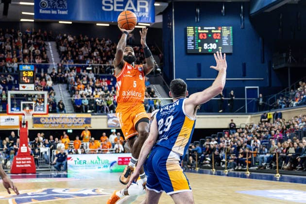 GER, easy-Credit Basketball-Bundesliga, Rostock Seawolves - Niners Chemnitz. 15.03.2026, Stadthalle, Rostock, GER, easy-Credit Basketball-Bundesliga, Rostock Seawolves - Niners Chemnitz. Corey Davis Jr. (Niners Chemnitz, 5), Owen Klassen (Rostock Seawolves 29) Foto Alexander Trienitz Rostock Stadthalle Mecklenburg-Vorpommern Deutschland