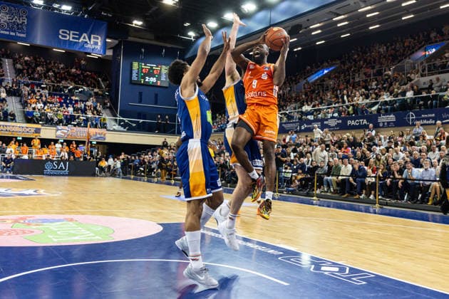 GER, easy-Credit Basketball-Bundesliga, Rostock Seawolves - Niners Chemnitz. 15.03.2026, Stadthalle, Rostock, GER, easy-Credit Basketball-Bundesliga, Rostock Seawolves - Niners Chemnitz. Jordan Schakel (Niners Chemnitz, 8), D Shawn Schwartz (Rostock Seawolves 5) Foto Alexander Trienitz Rostock Stadthalle Mecklenburg-Vorpommern Deutschland