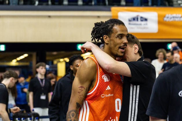GER, easy-Credit Basketball-Bundesliga, Rostock Seawolves - Niners Chemnitz. 15.03.2026, Stadthalle, Rostock, GER, easy-Credit Basketball-Bundesliga, Rostock Seawolves - Niners Chemnitz. Kevin Yebo (Niners Chemnitz, 0) mit einem Betreuer Foto Alexander Trienitz Rostock Stadthalle Mecklenburg-Vorpommern Deutschland