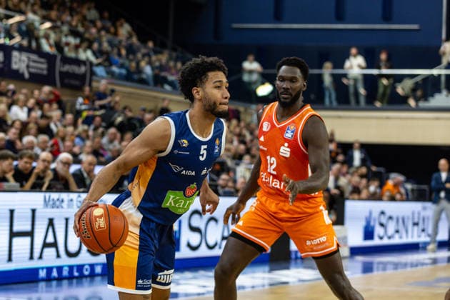 GER, easy-Credit Basketball-Bundesliga, Rostock Seawolves - Niners Chemnitz. 15.03.2026, Stadthalle, Rostock, GER, easy-Credit Basketball-Bundesliga, Rostock Seawolves - Niners Chemnitz. D Shawn Schwartz (Rostock Seawolves 5), Amadou Sow (Niners Chemnitz, 12) Foto Alexander Trienitz Rostock Stadthalle Mecklenburg-Vorpommern Deutschland