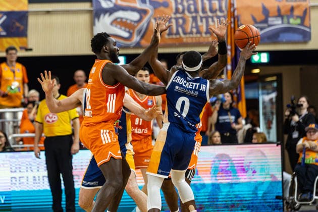 GER, easy-Credit Basketball-Bundesliga, Rostock Seawolves - Niners Chemnitz. 15.03.2026, Stadthalle, Rostock, GER, easy-Credit Basketball-Bundesliga, Rostock Seawolves - Niners Chemnitz. TJ Crockett Jr. (Rostock Seawolves 0). Amadou Sow (Niners Chemnitz, 12) Foto Alexander Trienitz Rostock Stadthalle Mecklenburg-Vorpommern Deutschland