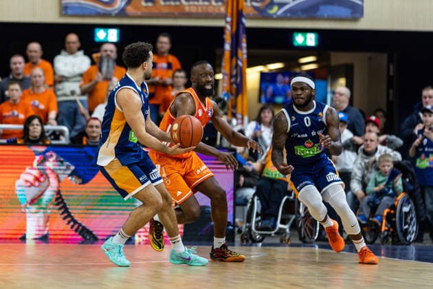GER, easy-Credit Basketball-Bundesliga, Rostock Seawolves - Niners Chemnitz. 15.03.2026, Stadthalle, Rostock, GER, easy-Credit Basketball-Bundesliga, Rostock Seawolves - Niners Chemnitz. Elias Baggette (Rostock Seawolves 4), TJ Crockett Jr. (Rostock Seawolves 0) Foto Alexander Trienitz Rostock Stadthalle Mecklenburg-Vorpommern Deutschland