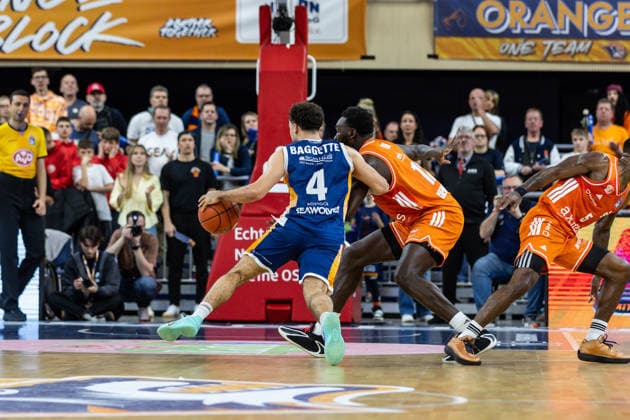 GER, easy-Credit Basketball-Bundesliga, Rostock Seawolves - Niners Chemnitz. 15.03.2026, Stadthalle, Rostock, GER, easy-Credit Basketball-Bundesliga, Rostock Seawolves - Niners Chemnitz. Elias Baggette (Rostock Seawolves 4), Amadou Sow (Niners Chemnitz, 12) Foto Alexander Trienitz Rostock Stadthalle Mecklenburg-Vorpommern Deutschland