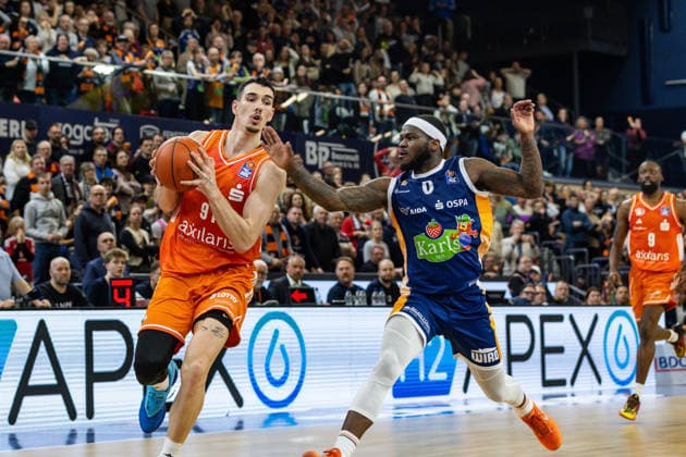 GER, easy-Credit Basketball-Bundesliga, Rostock Seawolves - Niners Chemnitz. 15.03.2026, Stadthalle, Rostock, GER, easy-Credit Basketball-Bundesliga, Rostock Seawolves - Niners Chemnitz. Yordan Minchev (Niners Chemnitz, 91), TJ Crockett Jr. (Rostock Seawolves 0) Foto Alexander Trienitz Rostock Stadthalle Mecklenburg-Vorpommern Deutschland