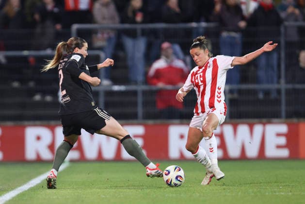 Vanessa Gilles (FC Bayern München) und Laura Feiersinger (1.FC Köln) im Zweikampf waehrend des Spiels der Frauen Bundesliga zwischen 1.FC Köln und Bayern München, Franz-Kremer-Stadion am 15. März in Köln, Deutschland. (Foto von Oliver Kaelke DeFodi Images) +++ Vanessa Gilles (FC Bayern München) und Laura Feiersinger (1.FC Köln) battle for the ball during the Woman Bundesliga match between 1.FC Köln and Bayern München at Franz-Kremer-Stadion on March 15, 2026 in Cologne, Germany. (Photo by Oliver Kaelke DeFodi Images) DFL regulations prohibit any use of photographs as image sequences and or quasi-video. (Photo by Oliver Kaelke DeFodi Images) -
