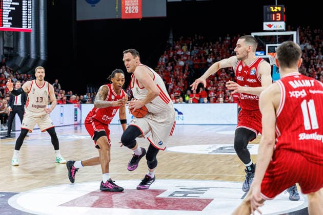Austin Crowley (BMA365 Bamberg Baskets, 85), Johannes Voigtmann (FC Bayern Muenchen Basketball, 07), BMA365 Bamberg Baskets vs. FC Bayern Muenchen Basketball, Basketball, easyCredit BBL, 24. Spieltag, 15.03.2026 BMA365 Bamberg Baskets vs. FC Bayern Muenchen Basketball, Basketball, easyCredit BBL, 24. Spieltag, 15.03.2026 Bamberg Copyright: xEibner-Pressefoto G.xSantemizx EP_EER