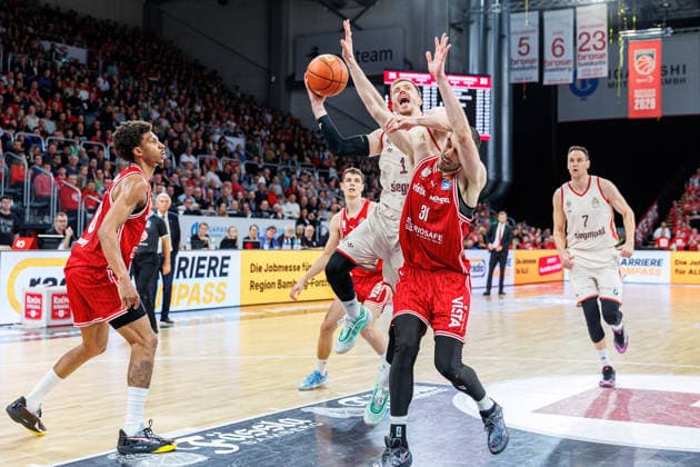 Andreas Obst (FC Bayern Muenchen Basketball, 13), Daniel Keppeler (BMA365 Bamberg Baskets, 31), BMA365 Bamberg Baskets vs. FC Bayern Muenchen Basketball, Basketball, easyCredit BBL, 24. Spieltag, 15.03.2026 BMA365 Bamberg Baskets vs. FC Bayern Muenchen Basketball, Basketball, easyCredit BBL, 24. Spieltag, 15.03.2026 Bamberg Copyright: xEibner-Pressefoto G.xSantemizx EP_EER