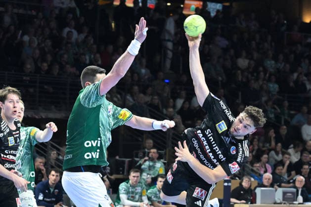 15.03.2026, xlakx, Handball Daikin HBL, Fuechse Berlin - HC Erlangen v.l. Mijajlo Marsenic (Fuechse Berlin), Tobias Buck (HC Erlangen) setzt zum Sprungwurf an Berlin