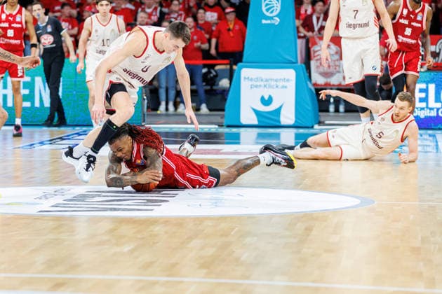 Nenad Dimitrijevic (FC Bayern Muenchen Basketball, 00), Cobe Williams (BMA365 Bamberg Baskets, 24), BMA365 Bamberg Baskets vs. FC Bayern Muenchen Basketball, Basketball, easyCredit BBL, 24. Spieltag, 15.03.2026 BMA365 Bamberg Baskets vs. FC Bayern Muenchen Basketball, Basketball, easyCredit BBL, 24. Spieltag, 15.03.2026 Bamberg Copyright: xEibner-Pressefoto G.xSantemizx EP_EER