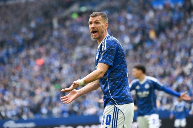 Edin Dzeko (FC Schalke 04) 15.03.2026, Fussball 2. Bundesliga, Saison 2025 2026, 26. Spieltag, FC Schalke 04 - Hannover 96 2:2 DFL regulations prohibit any use of photographs as image sequences and or quasi-video Gelsenkirchen Veltins Arena Nordrhein Westfalen Deutschland