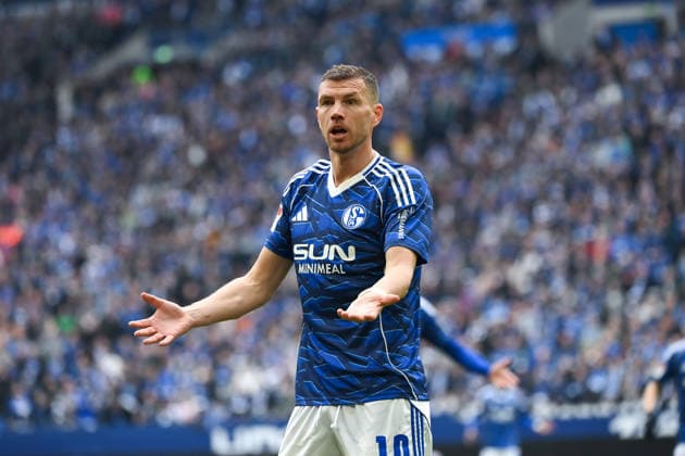 Edin Dzeko (FC Schalke 04) 15.03.2026, Fussball 2. Bundesliga, Saison 2025 2026, 26. Spieltag, FC Schalke 04 - Hannover 96 2:2 DFL regulations prohibit any use of photographs as image sequences and or quasi-video Gelsenkirchen Veltins Arena Nordrhein Westfalen Deutschland
