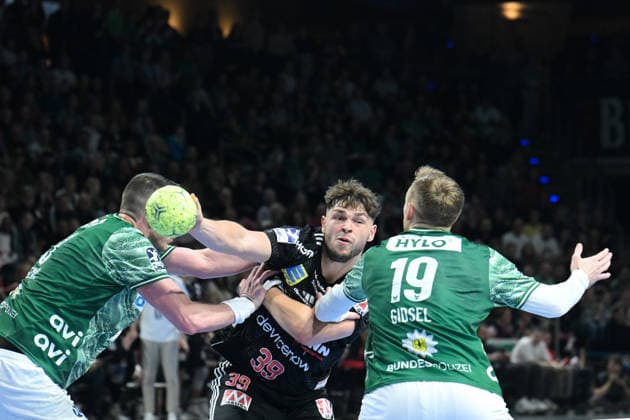 15.03.2026, xlakx, Handball Daikin HBL, Fuechse Berlin - HC Erlangen v.l. Mijajlo Marsenic (Fuechse Berlin), Tobias Buck (HC Erlangen), Mathias Gidsel (Fuechse Berlin) Zweikampf, Duell, Kampf, tackle Berlin