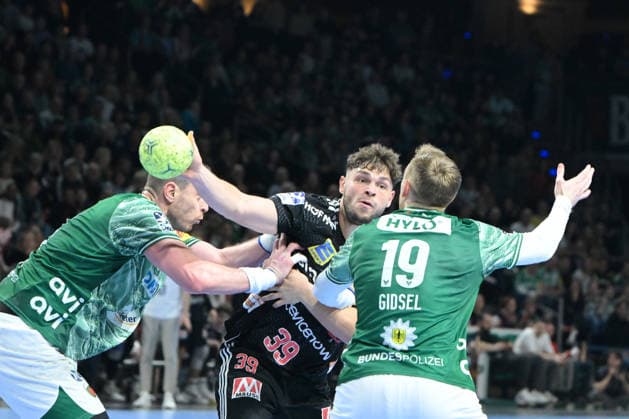 15.03.2026, xlakx, Handball Daikin HBL, Fuechse Berlin - HC Erlangen v.l. Mijajlo Marsenic (Fuechse Berlin), Tobias Buck (HC Erlangen), Mathias Gidsel (Fuechse Berlin) Zweikampf, Duell, Kampf, tackle Berlin