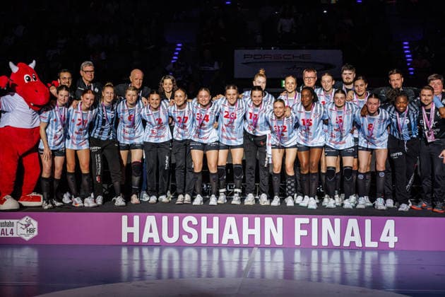 Siegerehrung HSG Bensheim Auerbach; Zweitplatzierte, Silbermedaille, 15.03.2026, Stuttgart (Deutschland), Handball Frauen, Final4 2025, Finale, HSG Bensheim Auerbach - BVB Dortmund
