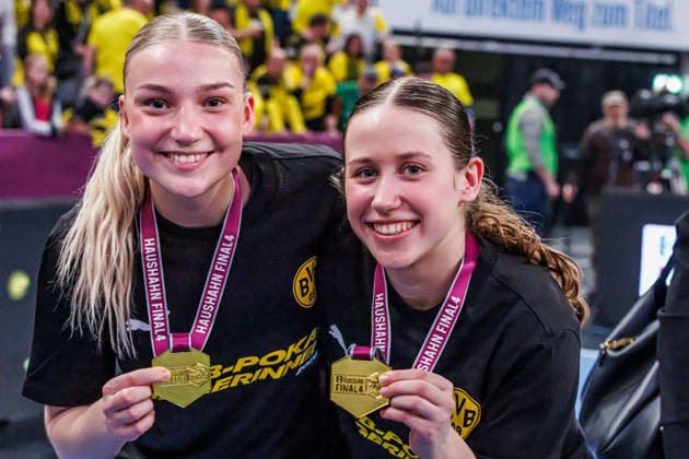 von links: Maraike Kusian (Dortmund, 8), Lara Egeling (Dortmund, 44) mit den Siegermedaillen, 15.03.2026, Stuttgart (Deutschland), Handball Frauen, Final4 2025, Finale, HSG Bensheim Auerbach - BVB Dortmund