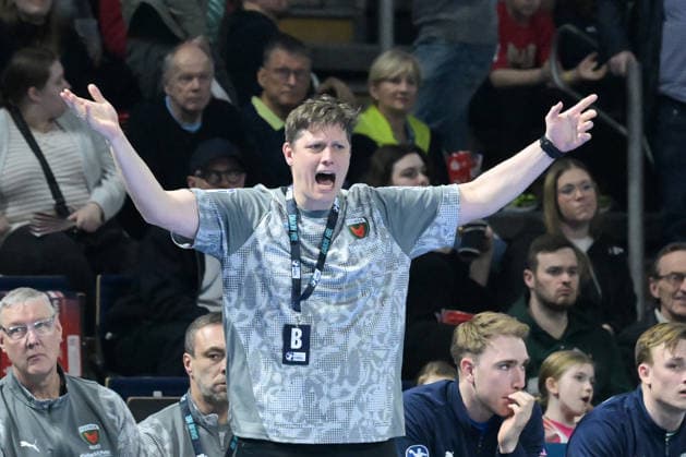 15.03.2026, xlakx, Handball Daikin HBL, Fuechse Berlin - HC Erlangen v.l. Nicolej Krickau (Fuechse Berlin Trainer) gibt Anweisungen, gestikuliert mit den Armen, gesticulate, gives instructions Berlin