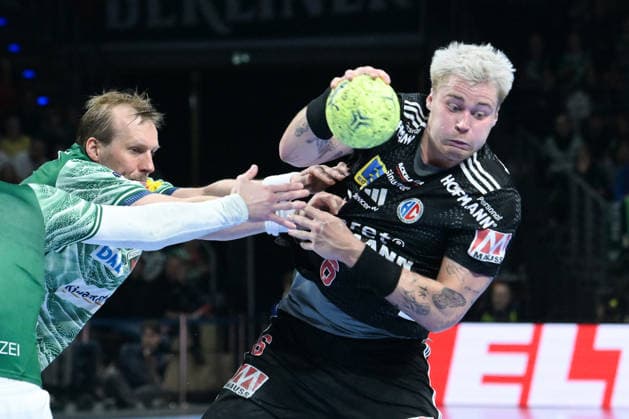 15.03.2026, xlakx, Handball Daikin HBL, Fuechse Berlin - HC Erlangen v.l. Max Darj (Fuechse Berlin), Marek Nissen (HC Erlangen) Zweikampf, Duell, Kampf, tackle Berlin