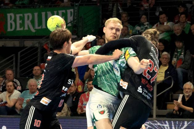 DEU, DHB, 1.HBL, Fuechse Berlin vs.Erlangen, 15.03.2026, Max-Schmeling-Halle, Berlin, DEU, DHB, 1.HBL, Fuechse Berlin vs.Erlangen, im Bild Matthes Langhoff (Fuechse Berlin 25), Florian Scheerer (Erlangen 10), Antonio Metzner (Erlangen 27)
