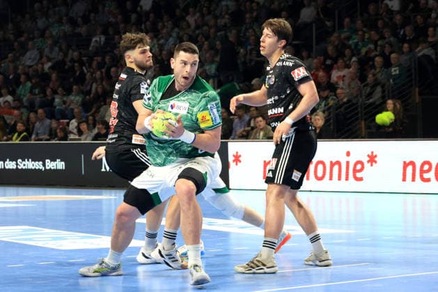 DEU, DHB, 1.HBL, Fuechse Berlin vs.Erlangen, 15.03.2026, Max-Schmeling-Halle, Berlin, DEU, DHB, 1.HBL, Fuechse Berlin vs.Erlangen, im Bild Mijajlo Marsenic (Fuechse Berlin 93), Florian Scheerer (Erlangen 10), Tobias Buck (Erlangen 39)