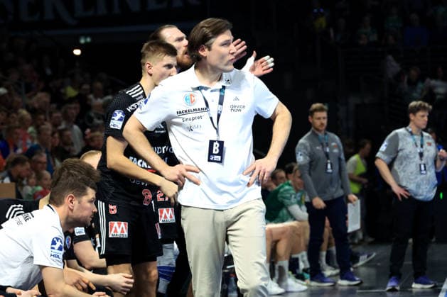 DEU, DHB, 1.HBL, Fuechse Berlin vs.Erlangen, 15.03.2026, Max-Schmeling-Halle, Berlin, DEU, DHB, 1.HBL, Fuechse Berlin vs.Erlangen, im Bild Trainer Johannes Sellin (Erlangen), Erlanger-Spielerbank