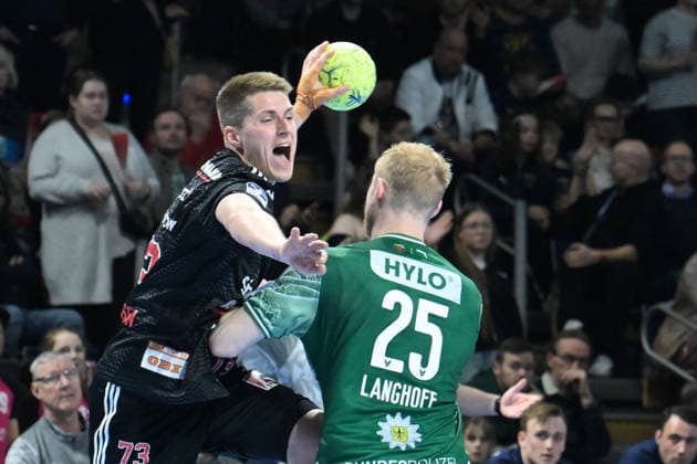 15.03.2026, xlakx, Handball Daikin HBL, Fuechse Berlin - HC Erlangen v.l. Viggo Kristjansson (HC Erlangen), Matthes Langhoff (Fuechse Berlin) Zweikampf, Duell, Kampf, tackle Berlin