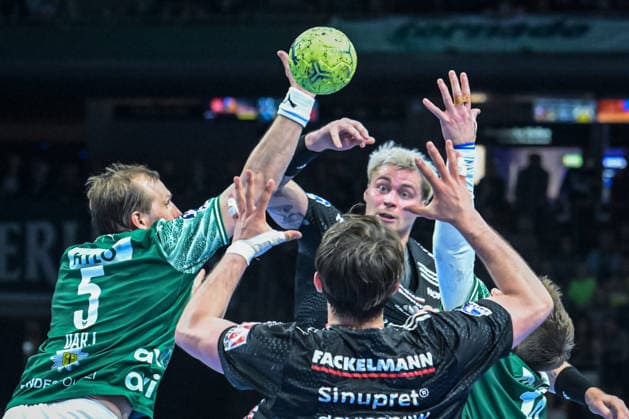 15.03.2026, xlakx, Handball Daikin HBL, Fuechse Berlin - HC Erlangen v.l. Max Darj (Fuechse Berlin), Marek Nissen (HC Erlangen) Zweikampf, Duell, Kampf, tackle Berlin