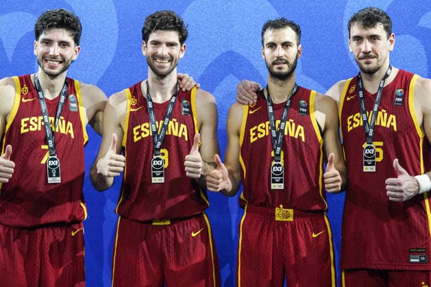FIBA 3x3 Champions Cup 2026 Spain s players Diego De Blas, Carlos Martinez, Guim Exposito, and Ivan Aurrecoechea celebrate during a medal ceremony after placing second in the Men s FIBA Basketball 3x3 Champions Cup 2026 final match between the United States and Spain in Bangkok, Thailand, on March 15, 2026. Bangkok Bangkok Thailand  Copyright: xAnusakxLaowilasx originalFilename:laowilas-notitle260315_npHuN.jpg