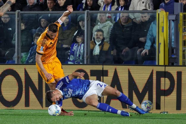 March 15, 2026, Como: Como 1907 s defender Marc-Oliver Kempf in action against AS Roma s mildfielder Brian Cristante during the Italian Serie A Como 1907 s defender Marc-Oliver Kempf soccer match between Como 1907 and AS Roma at Giuseppe Sinigaglia stadium in Como, Italy, 15 March 2026. ANSA ROBERTO BREGANI. Serie A; Como 1907-AS Roma  - ZUMAa110 20260315_zaf_a110_042 Copyright: xRobertoxBreganix