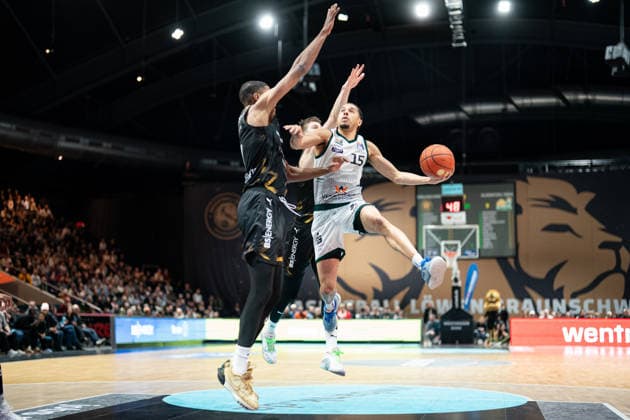 Jordan Roland (Nr. 15 VET-CONCEPT Gladiators Trier) gegen David NGuessan (Nr. 1 Basketball Loewen Braunschweig) GER, Basketball Loewen Braunschweig gegen VET-CONCEPT Gladiators Trier, Basketball, easyCredit BBL, Woche 24, Spielzeit 2025 26, 15.03.2026 GER, Basketball Loewen Braunschweig gegen VET-CONCEPT Gladiators Trier, Basketball, easyCredit BBL, Woche 24, Spielzeit 2025 26, 15.03.2026 Braunschweig Copyright: xEibner-Pressefoto DanielxREINELTx EP_DRT