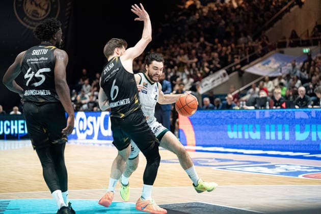 Clayton Guillozet (Nr. 4 VET-CONCEPT Gladiators Trier) gegen Ferdinand Zylka (Nr. 6 Basketball Loewen Braunschweig) GER, Basketball Loewen Braunschweig gegen VET-CONCEPT Gladiators Trier, Basketball, easyCredit BBL, Woche 24, Spielzeit 2025 26, 15.03.2026 GER, Basketball Loewen Braunschweig gegen VET-CONCEPT Gladiators Trier, Basketball, easyCredit BBL, Woche 24, Spielzeit 2025 26, 15.03.2026 Braunschweig Copyright: xEibner-Pressefoto DanielxREINELTx EP_DRT
