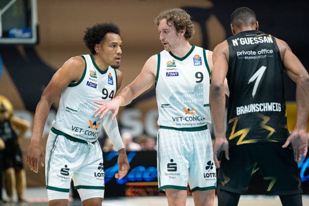 George King (Nr. 94 VET-CONCEPT Gladiators Trier) und Marco Hollersbacher (Nr. 9 VET-CONCEPT Gladiators Trier) GER, Basketball Loewen Braunschweig gegen VET-CONCEPT Gladiators Trier, Basketball, easyCredit BBL, Woche 24, Spielzeit 2025 26, 15.03.2026 GER, Basketball Loewen Braunschweig gegen VET-CONCEPT Gladiators Trier, Basketball, easyCredit BBL, Woche 24, Spielzeit 2025 26, 15.03.2026 Braunschweig Copyright: xEibner-Pressefoto DanielxREINELTx EP_DRT