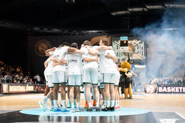 Kreis der Mannschaft aus Trier vor Spielbeginn GER, Basketball Loewen Braunschweig gegen VET-CONCEPT Gladiators Trier, Basketball, easyCredit BBL, Woche 24, Spielzeit 2025 26, 15.03.2026 GER, Basketball Loewen Braunschweig gegen VET-CONCEPT Gladiators Trier, Basketball, easyCredit BBL, Woche 24, Spielzeit 2025 26, 15.03.2026 Braunschweig Copyright: xEibner-Pressefoto DanielxREINELTx EP_DRT