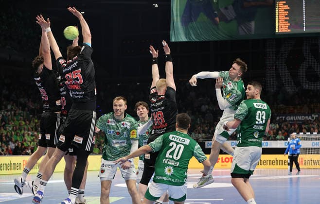 Tobias Buck, Tim Gömmel, Sebastian Firnhaber, Lasse Andersson wirft Zweikampf Spielszene Aktion Handball HBL Bundesliga Herren 25. Spieltag Saison 2025 2026 15.03.2026 Füchse Berlin vs. HC Erlangen HCE