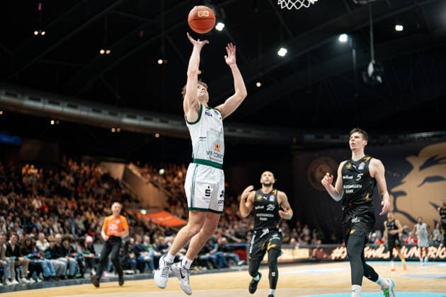 Steven Ashworth (Nr. 1 VET-CONCEPT Gladiators Trier) in der Luft GER, Basketball Loewen Braunschweig gegen VET-CONCEPT Gladiators Trier, Basketball, easyCredit BBL, Woche 24, Spielzeit 2025 26, 15.03.2026 GER, Basketball Loewen Braunschweig gegen VET-CONCEPT Gladiators Trier, Basketball, easyCredit BBL, Woche 24, Spielzeit 2025 26, 15.03.2026 Braunschweig Copyright: xEibner-Pressefoto DanielxREINELTx EP_DRT