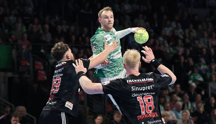 Tobias Buck, Mathias Gidsel am Ball, Sebastian Firnhaber Zweikampf Spielszene Aktion Handball HBL Bundesliga Herren 25. Spieltag Saison 2025 2026 15.03.2026 Füchse Berlin vs. HC Erlangen HCE