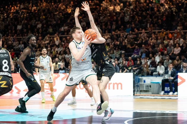 Marten Linssen (Nr. 12 VET-CONCEPT Gladiators Trier) gegen Benny Schroeder (Nr. 2 Basketball Loewen Braunschweig) GER, Basketball Loewen Braunschweig gegen VET-CONCEPT Gladiators Trier, Basketball, easyCredit BBL, Woche 24, Spielzeit 2025 26, 15.03.2026 GER, Basketball Loewen Braunschweig gegen VET-CONCEPT Gladiators Trier, Basketball, easyCredit BBL, Woche 24, Spielzeit 2025 26, 15.03.2026 Braunschweig Copyright: xEibner-Pressefoto DanielxREINELTx EP_DRT