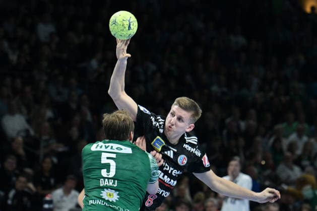 15.03.2026, xlakx, Handball Daikin HBL, Fuechse Berlin - HC Erlangen v.l. Max Darj (Fuechse Berlin), Sander Overjordet (HC Erlangen) Zweikampf, Duell, Kampf, tackle Berlin