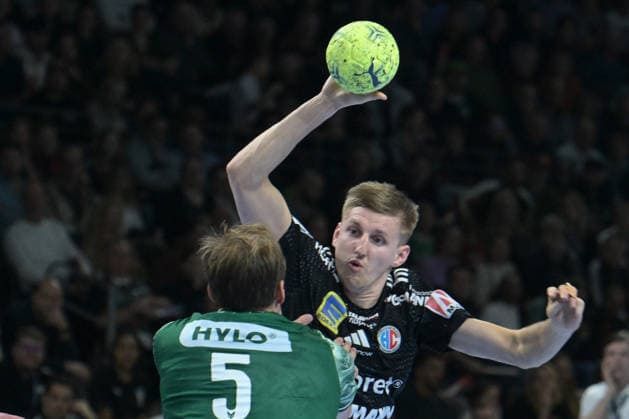15.03.2026, xlakx, Handball Daikin HBL, Fuechse Berlin - HC Erlangen v.l. Max Darj (Fuechse Berlin), Sander Overjordet (HC Erlangen) Zweikampf, Duell, Kampf, tackle Berlin