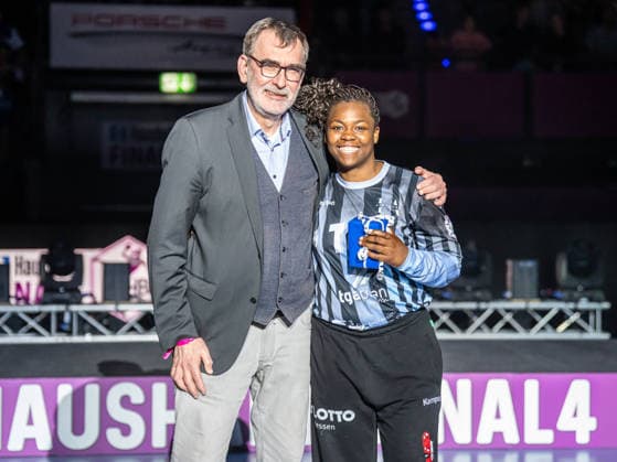 Vanessa Fehr (HSG Bensheim Auerbach, 16) mit Andreas Thiel, wurde beste Torhueterin des Turniers, HSG Bensheim Auerbach vs. Borussia Dortmund, Handball, DHB Pokal Haushahn Final 4, Finale, Spielzeit 2025 2026, 15.03.2026 HSG Bensheim Auerbach vs. Borussia Dortmund, Handball, DHB Pokal Haushahn Final 4, Finale, Spielzeit 2025 2026, 15.03.2026 Stuttgart Copyright: xMichaelxSchmidt Eibner-Pressefotx EP_MST