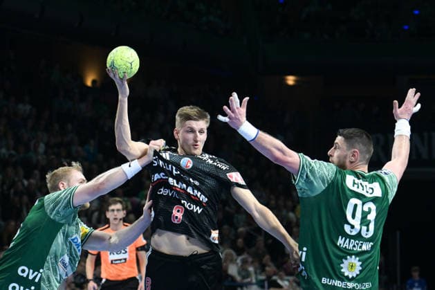 15.03.2026, xlakx, Handball Daikin HBL, Fuechse Berlin - HC Erlangen v.l. Matthes Langhoff (Fuechse Berlin), Sander Overjordet (HC Erlangen) Mijajlo Marsenic (Fuechse Berlin) Zweikampf, Duell, Kampf, tackle Berlin