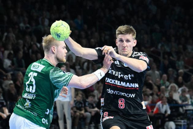 15.03.2026, xlakx, Handball Daikin HBL, Fuechse Berlin - HC Erlangen v.l. Matthes Langhoff (Fuechse Berlin), Sander Overjordet (HC Erlangen) Zweikampf, Duell, Kampf, tackle Berlin