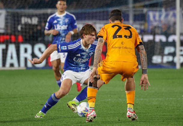 March 15, 2026, Como: Como 1907 s mildfielder Nico Paz in action against AS Roma s defender Gianluca Mancin during the Italian Serie A soccer match between Como 1907 and AS Roma at Giuseppe Sinigaglia stadium in Como, Italy, 15 March 2026. ANSA ROBERTO BREGANI. Serie A; Como 1907-AS Roma  - ZUMAa110 20260315_zaf_a110_044 Copyright: xRobertoxBreganix