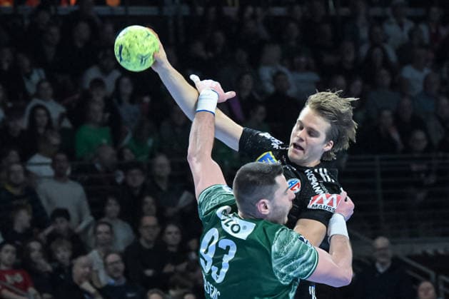 15.03.2026, xlakx, Handball Daikin HBL, Fuechse Berlin - HC Erlangen v.l. Mijajlo Marsenic (Fuechse Berlin), Andri Runarsson (HC Erlangen) Zweikampf, Duell, Kampf, tackle Berlin