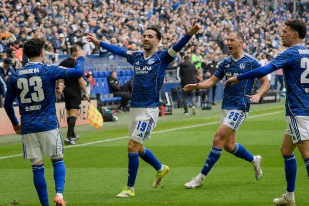 Kenan Karaman (Schalke 19) jubelt nach dem Tor zum 2:0 mit der Mannschaft 15.03.2026 ¢ Fussball ¢ FC Schalke 04 vs Hannover 96, Veltins-Arena, Gelsenkirchen, DFB DFL REGULATIONS PROHIBIT ANY USE OF PHOTOGRAPHS AS IMAGE SEQUENCES AND OR QUASI-VIDEO
