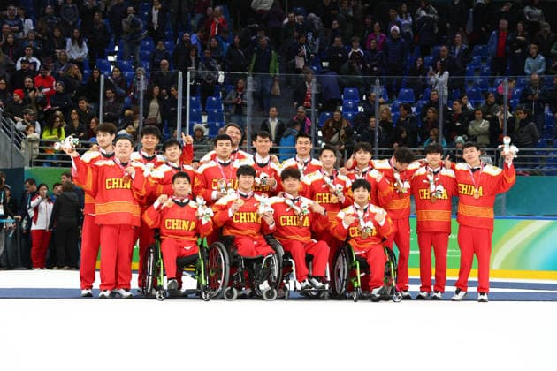 March 15, 2026, Milan, Lombardy, Italy: TEAM CHINA PLAYERS pose with their Bronze Medal in the Victory Ceremony after the Final game between Team United States (USA) and Team Canada (CAN) at the Milano Cortina 2026 Paralympic Winter games, Winterspiele,Spiele, Summer games USA defeated Canada 6:2 and won the Gold. Paralympics 2026: Milano Cortina: Para Ice hockey, Eishockey Men s Final: USA 6:2 CAN  - ZUMAc179 20260315_oly_c179_038 Copyright: xMickaelxChavetx