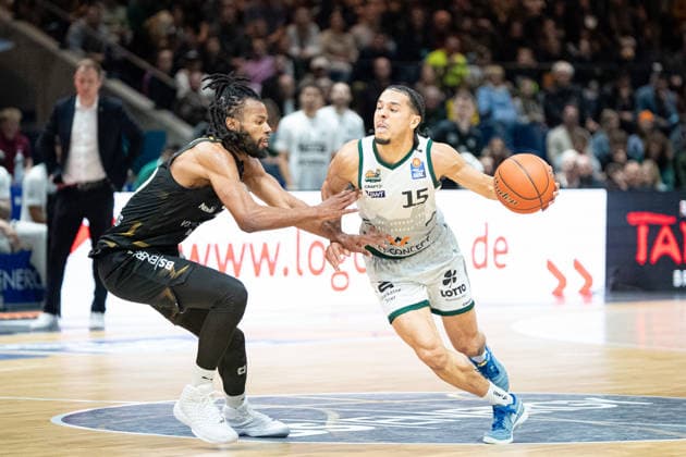 Jordan Roland (Nr. 15 VET-CONCEPT Gladiators Trier) gegen Chip Flanigan (Nr. 30 Basketball Loewen Braunschweig) GER, Basketball Loewen Braunschweig gegen VET-CONCEPT Gladiators Trier, Basketball, easyCredit BBL, Woche 24, Spielzeit 2025 26, 15.03.2026 GER, Basketball Loewen Braunschweig gegen VET-CONCEPT Gladiators Trier, Basketball, easyCredit BBL, Woche 24, Spielzeit 2025 26, 15.03.2026 Braunschweig Copyright: xEibner-Pressefoto DanielxREINELTx EP_DRT