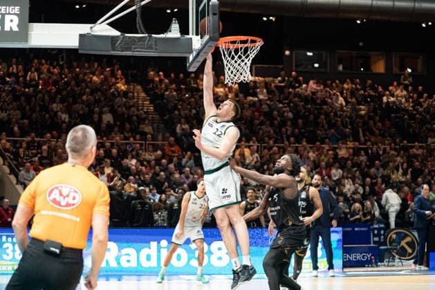 Marten Linssen (Nr. 12 VET-CONCEPT Gladiators Trier) gegen Oluwasimisola Shittu (Nr. 45 Basketball Loewen Braunschweig) GER, Basketball Loewen Braunschweig gegen VET-CONCEPT Gladiators Trier, Basketball, easyCredit BBL, Woche 24, Spielzeit 2025 26, 15.03.2026 GER, Basketball Loewen Braunschweig gegen VET-CONCEPT Gladiators Trier, Basketball, easyCredit BBL, Woche 24, Spielzeit 2025 26, 15.03.2026 Braunschweig Copyright: xEibner-Pressefoto DanielxREINELTx EP_DRT